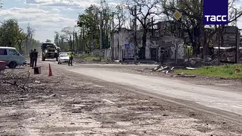 Odvoz zajatých ukrajinských nacistů z praporu Azov z Azovstalu