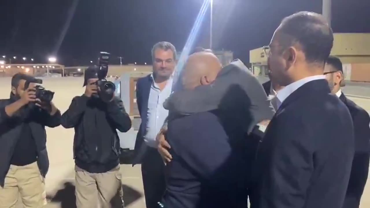 🚨🚨 لحظة وصول الصحفي وائل الدحدوح إلى الدوحة لاستكمال علاجه..