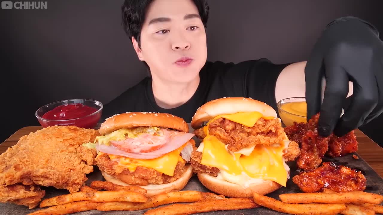 ASMR MUKBANG _ FRIED CHICKEN 🍗 BURGERS 🍔 FRENCH FRIES 🍟 EATING 맘스터치 햄버거 통다리 치킨 양념치킨 소스 퐁당! 먹방