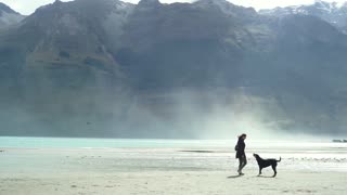 Mujer con perro Serca de las montañas