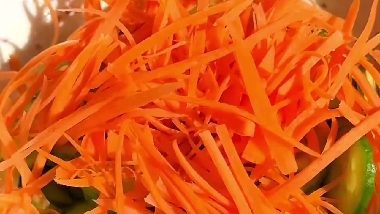 ‏Karotten-Gurken-Salat |