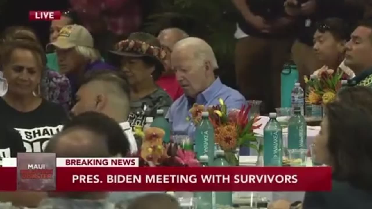 🇺🇸 Biden si addormenta durante una cerimonia alle Hawaii..