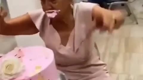 OMG funny cake eating 😂