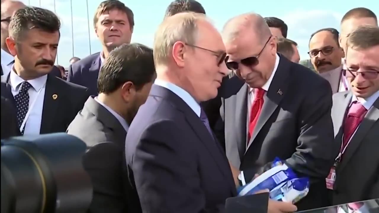 Putin buys Erdogan ice cream_ shows off new Su-57 fighter jet during visit to Russia