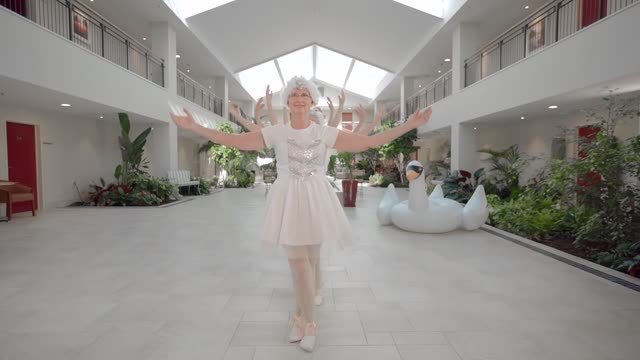 Retirement home residents recreate Taylor Swift's 'Shake It Off'