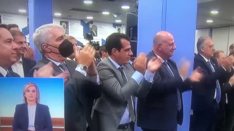 ΕΠΟΣ-ΣΗΚΩΘΗΚΑΝ ΚΑΙ ΧΕΙΡΟΚΡΟΤΟΥΣΑΝ ΟΛΟΙ ΑΥΘΟΡΜΗΤΑ ΒΕΒΑΙΩΣ ΒΕΒΑΙΩΣ