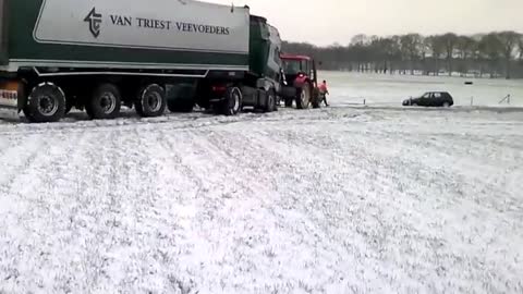 Almen- Zetor Power helpt omgevallen vrachtwagen [ van Triest]