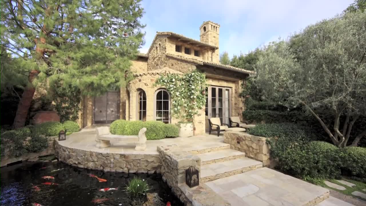 Italian architectural influences seen in this clifftop property and guest house
