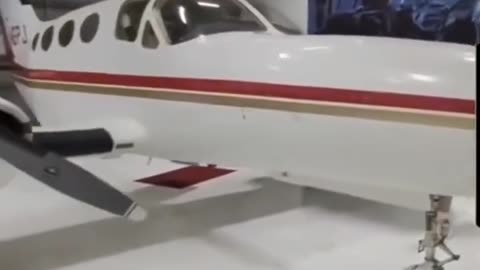 SIMPLE CHEMTRAIL PLANE; LARGER ONES DROP LOADS MORE POISON ON YOU