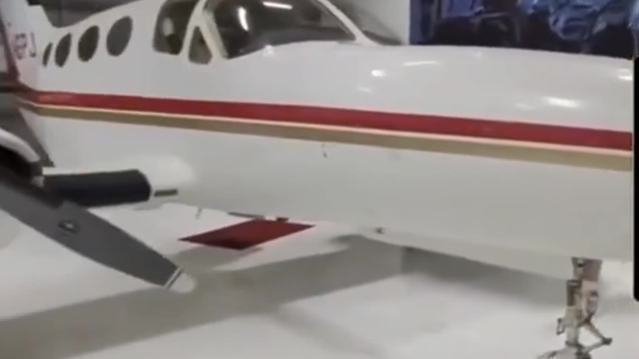 SIMPLE CHEMTRAIL PLANE; LARGER ONES DROP LOADS MORE POISON ON YOU