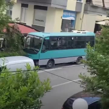 Autobusi i Freskut perfundon jashte rruge