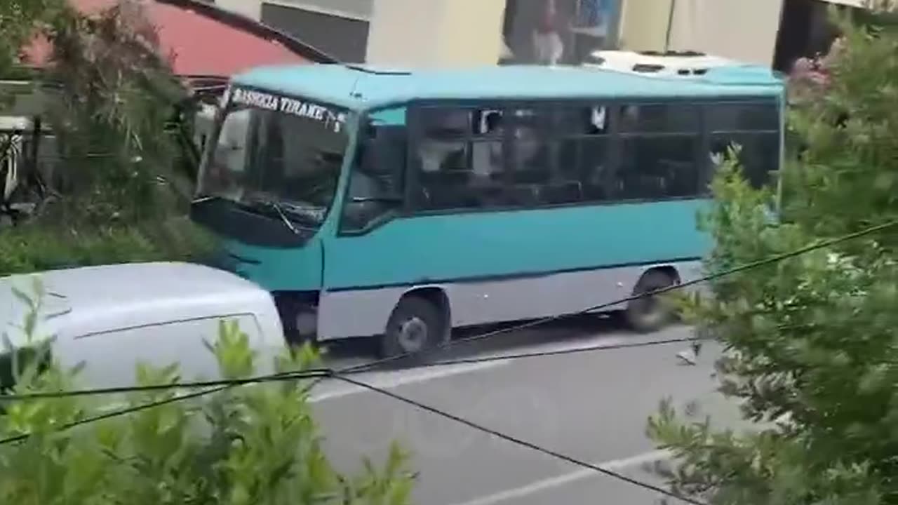 Autobusi i Freskut perfundon jashte rruge