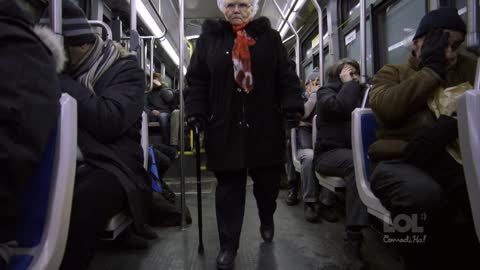 Hilarious priority seating on public transport LOL ComediHa!