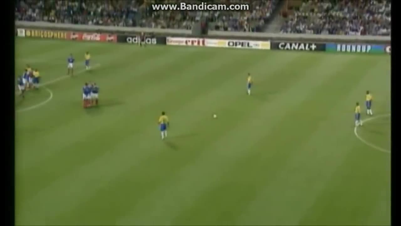 Roberto Carlos amazing free kick for Brazil