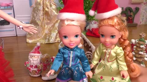 Christmas ! Elsa and Anna toddlers - what happens to Santa ? Gifts - decorations - tree