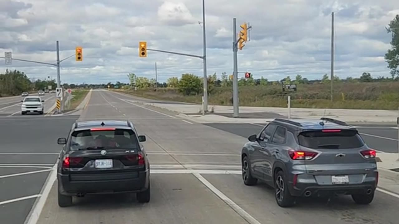 Car Uses Left Turn Lanes To Cut Traffic