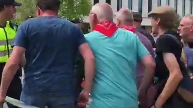 Hollandiában a rendőrség támadja a tüntetőket / Police attack protesters in the Netherlands