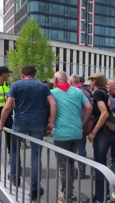 Hollandiában a rendőrség támadja a tüntetőket / Police attack protesters in the Netherlands