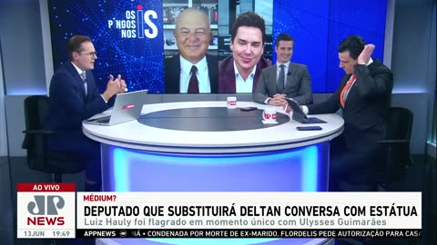 Deputado que irá substituir Dallagnol (Podemos) conversa com estátua em Brasília