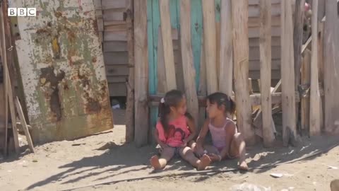 Families rely on landfill site for food in Argentina slums – BBC News