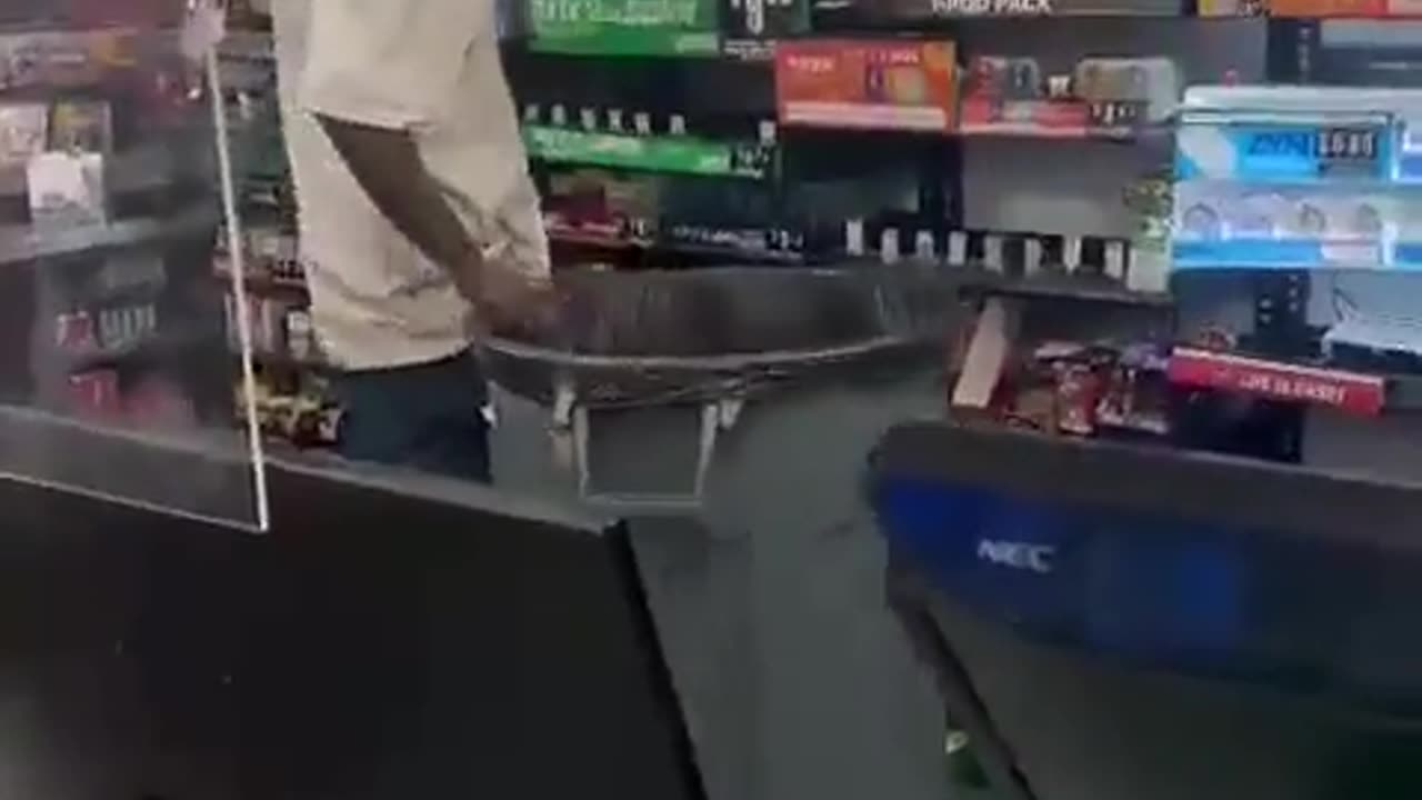 Dumb looter gets an Ass Whooping!!🤣😆😊👌