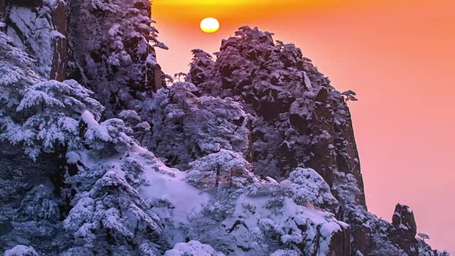 The snow mountains look extremely elegant against the blue sky.