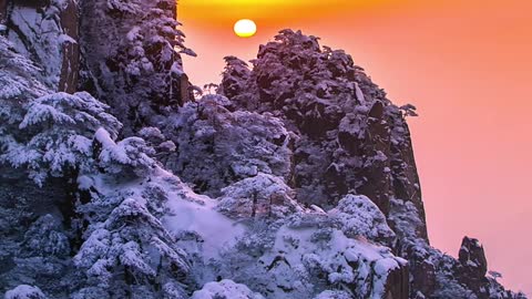 The snow mountains look extremely elegant against the blue sky.