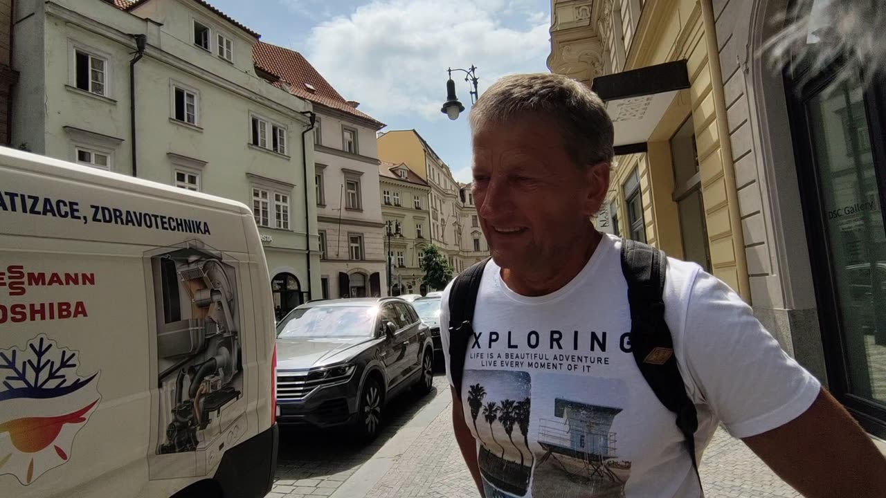 "U českých médií je vidět snaha formovat společnost. Zahraniční média jsou více objektivní."