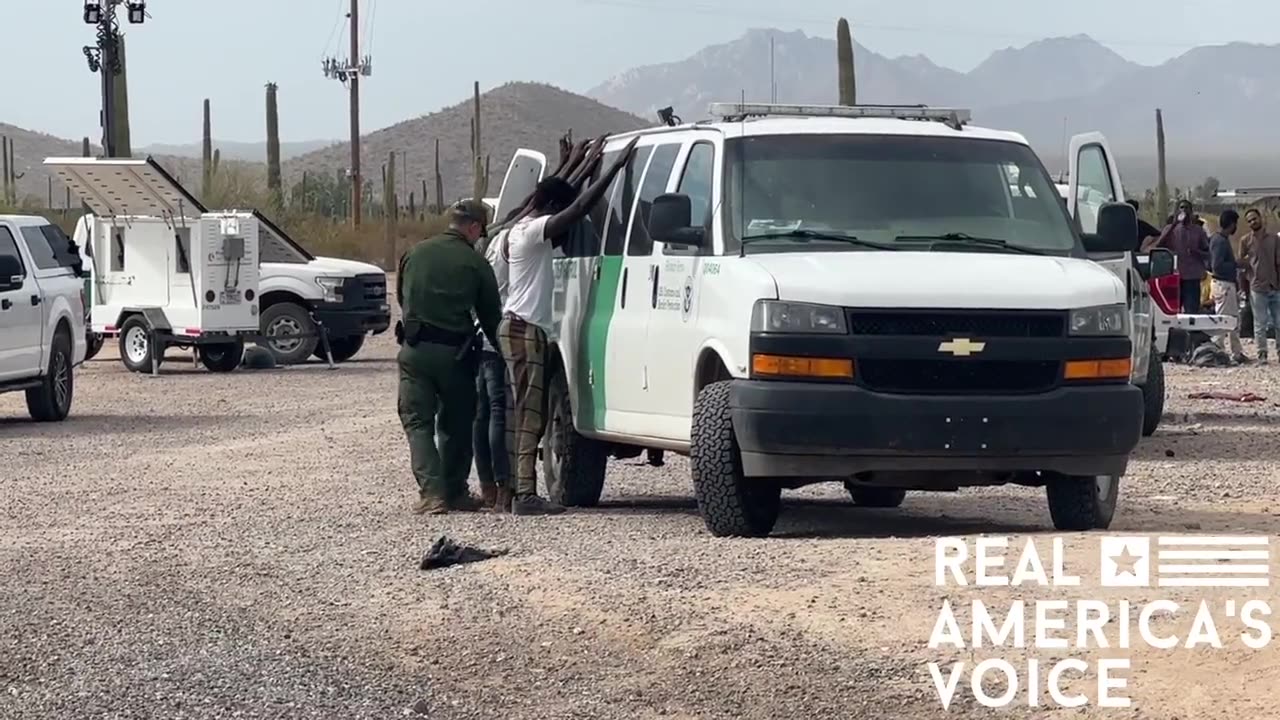 Breaking! Massive group of illegals in Lukeville, Arizona USA