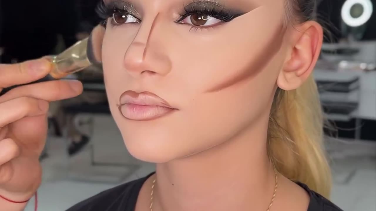 Makeup Tutorial Artist Art's Design Viral Video Channel.