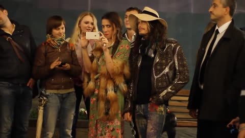 Un Artista Di Strada Canta Gli Aerosmith, Ma Non Sa Che Steven Tyler è Dietro Di Lui