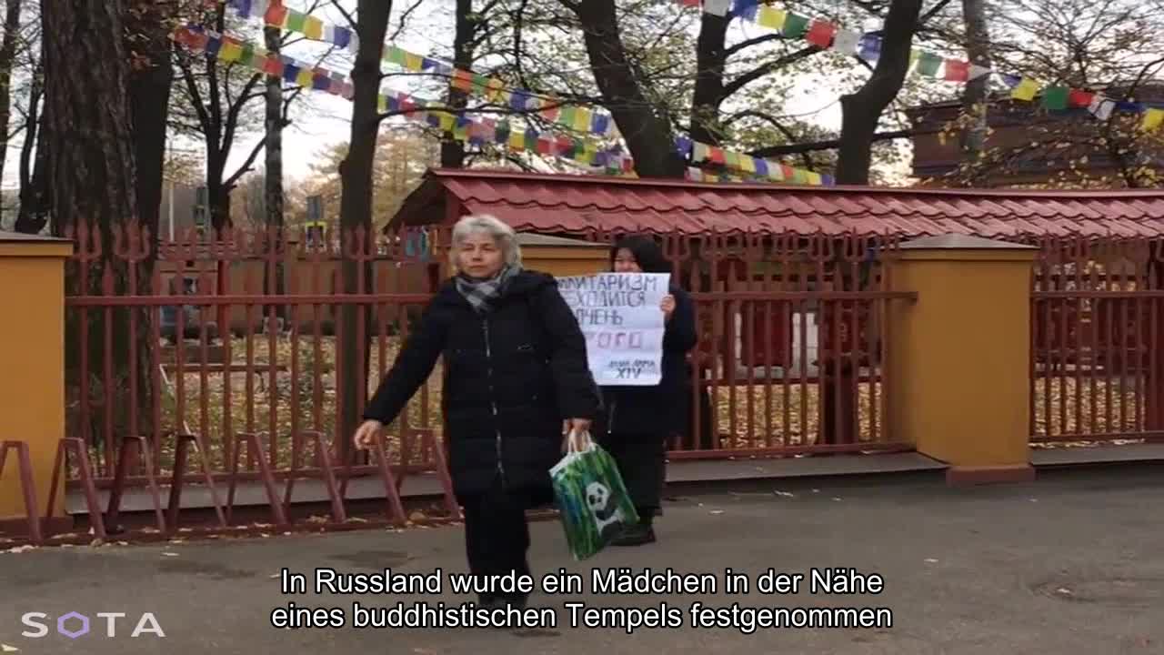 In Russland wurde ein Mädchen in der Nähe eines buddhistischen Tempels wegen eines Antikriegsplakat