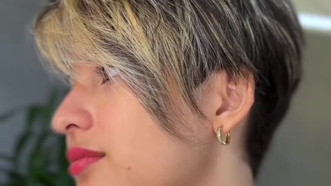 Gorgeous makeovers from short to very short hair 15
