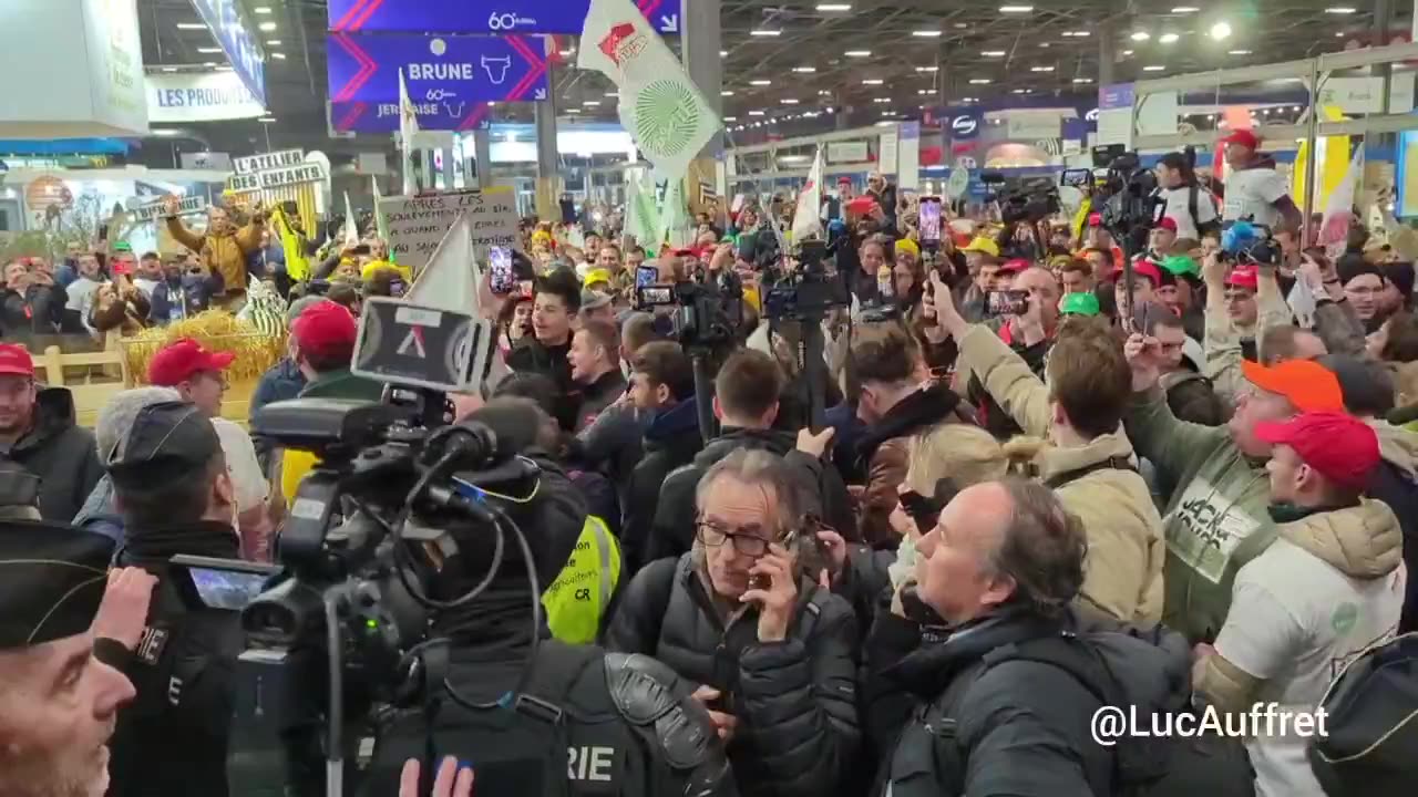 French farmers tried to catch Emmanuel Macron de Rothschild at an agricultural fair