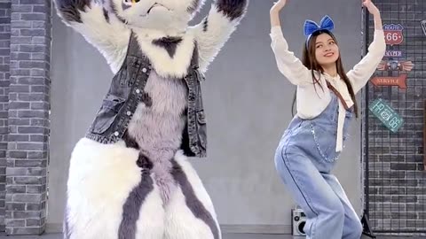 Giant cat & cute girl dancing 😍