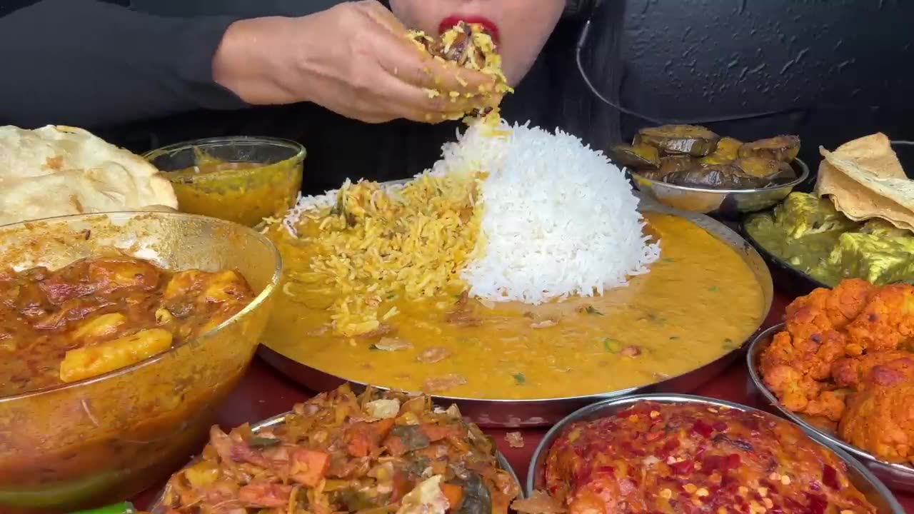 ASMR EATING PURI,ALOO SABJI,DAL CHAWAL,ALOO BHARTA,BAINGAN FRY,MIXED VEG FRY,PALAK PANEER,PAPAD