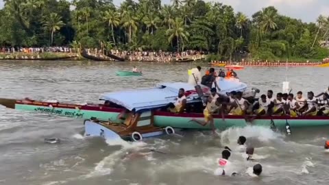 A boat moves into the boat crossing horizontally ⛵, very funny video 😂