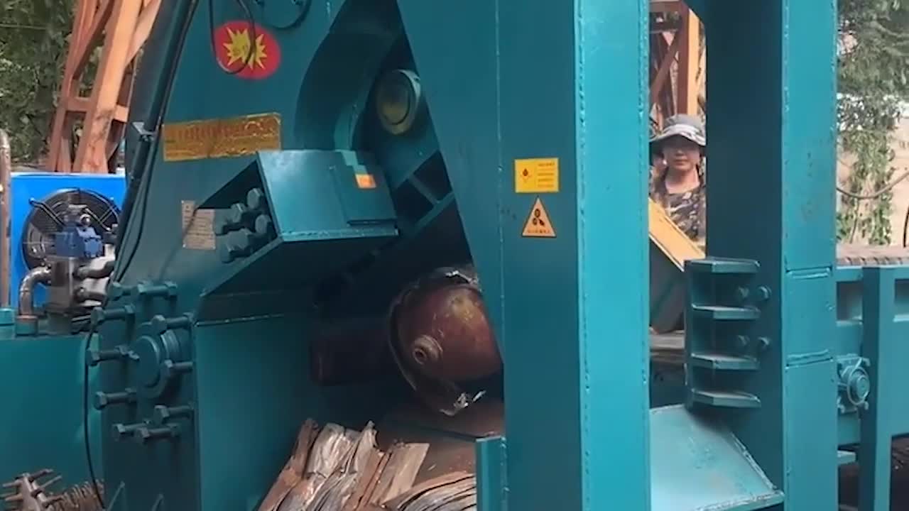 This kind of crushing machine is terrible, destroying things is very violent