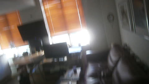 Gården, trappuppgången och bostaden.