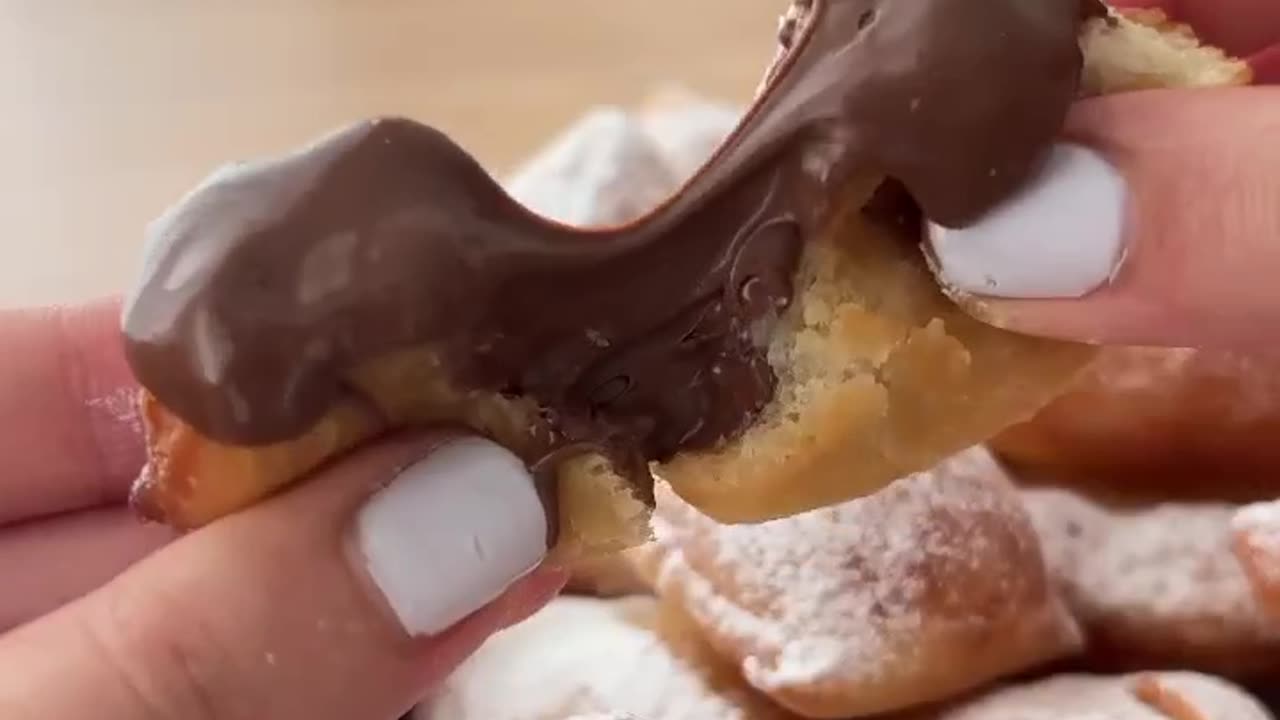 Nutella stuffed mini donuts 🍩