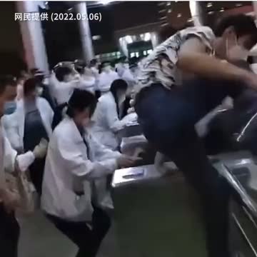 Chinese Apple Factory Workers Clash With Authorities Over Worksite Lockdowns