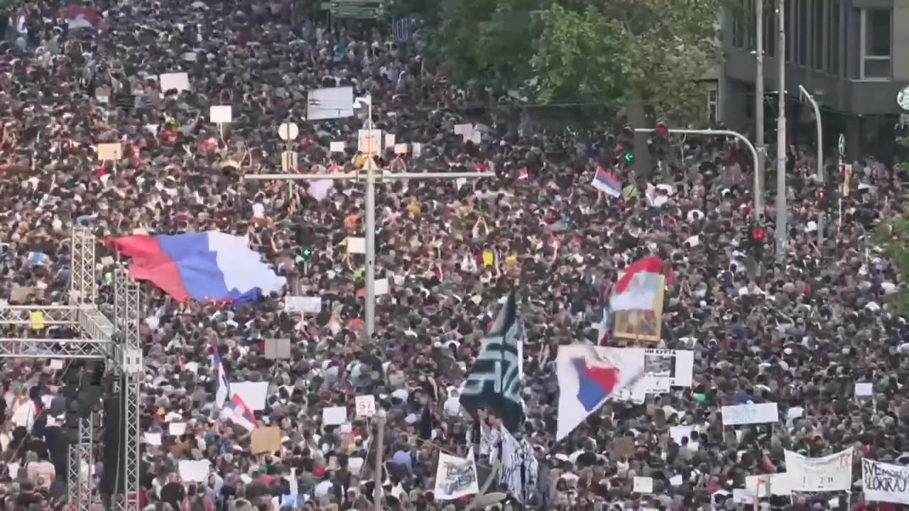 🇷🇸 Marea umana nelle strade di Belgrado in Serbia contro il governo