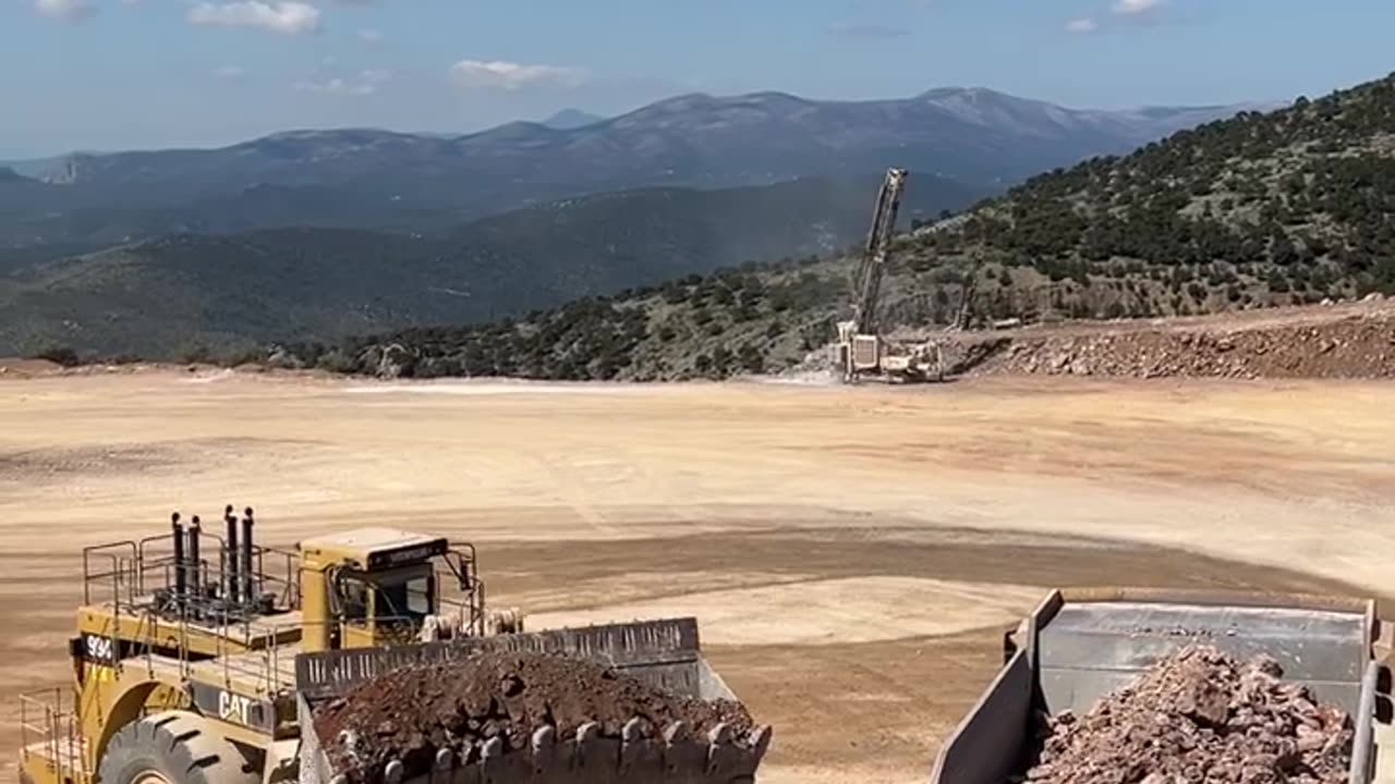 Cat loader loading dumper