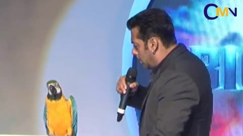 Salman Khan With Radhey The Talking Parrot_p3