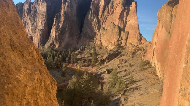 Central Oregon – Smith Rock State Park – Traversing the Upper Canyon – 4K