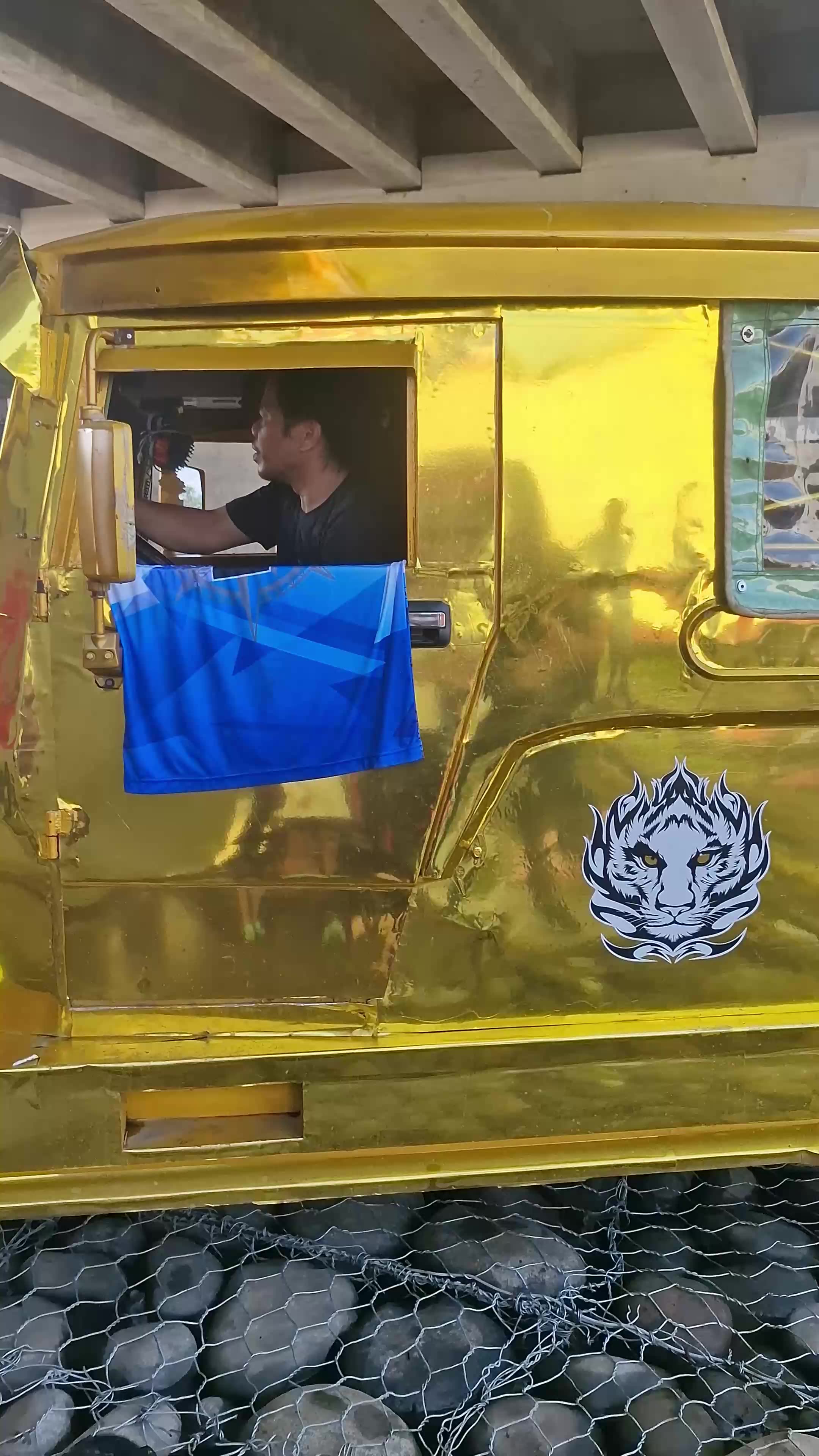 Wow cool a gold Jeepney!