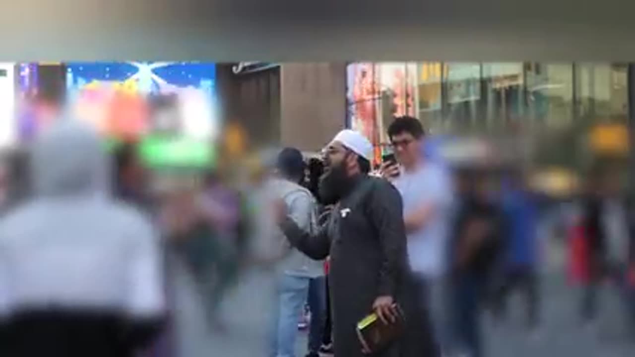Street preacher runs away ! Sheikh uthman in Times sequare