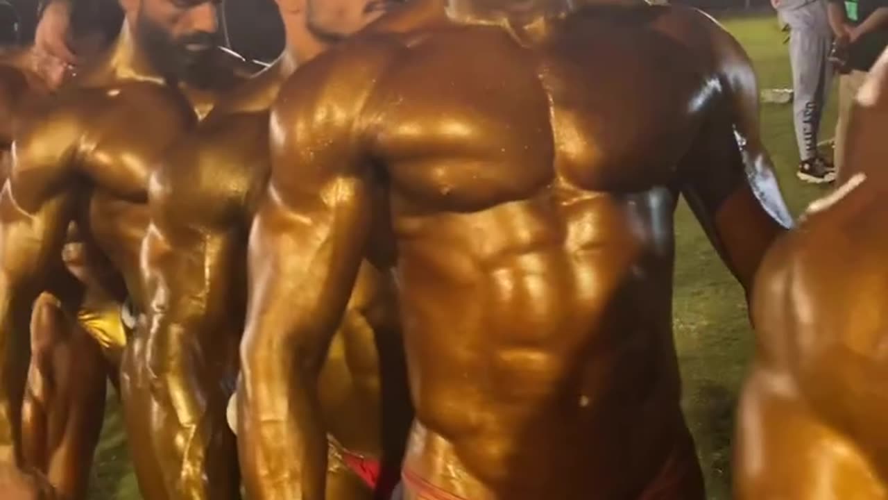 Hulk men posing