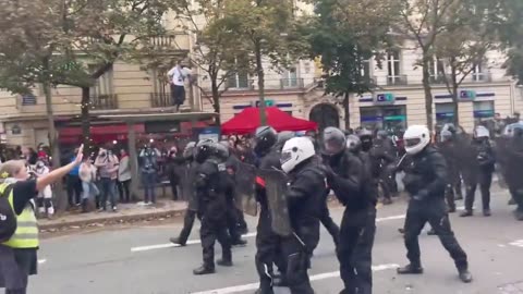 The masses in France are less and less afraid of the oppressors.