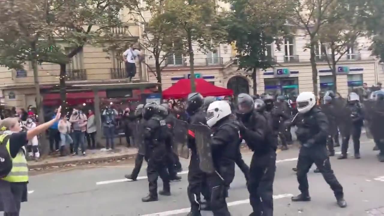 The masses in France are less and less afraid of the oppressors.